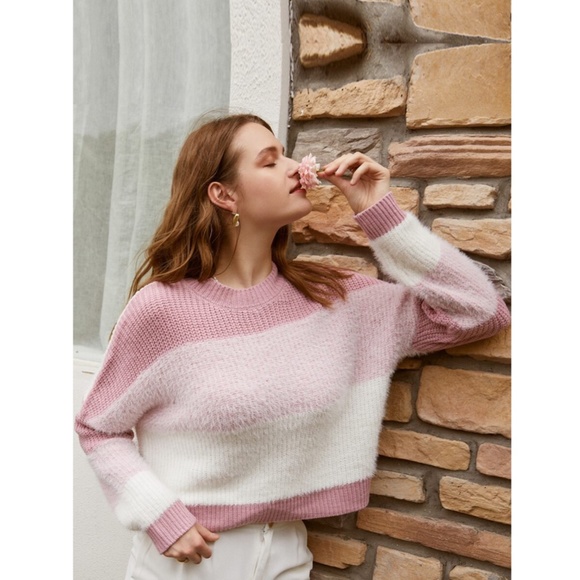๐ฅ Fuzzy Pink Colorblock Pullover Sweater - Picture 7 of 12